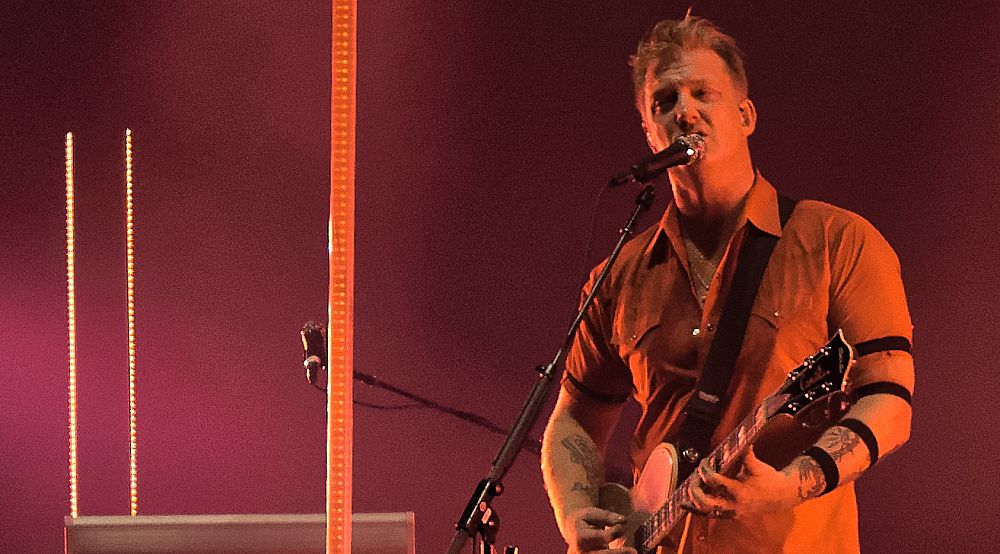 Featured image for “Tajni projekt dekoracija hotelskih soba frontmena Queens of the Stone Age”