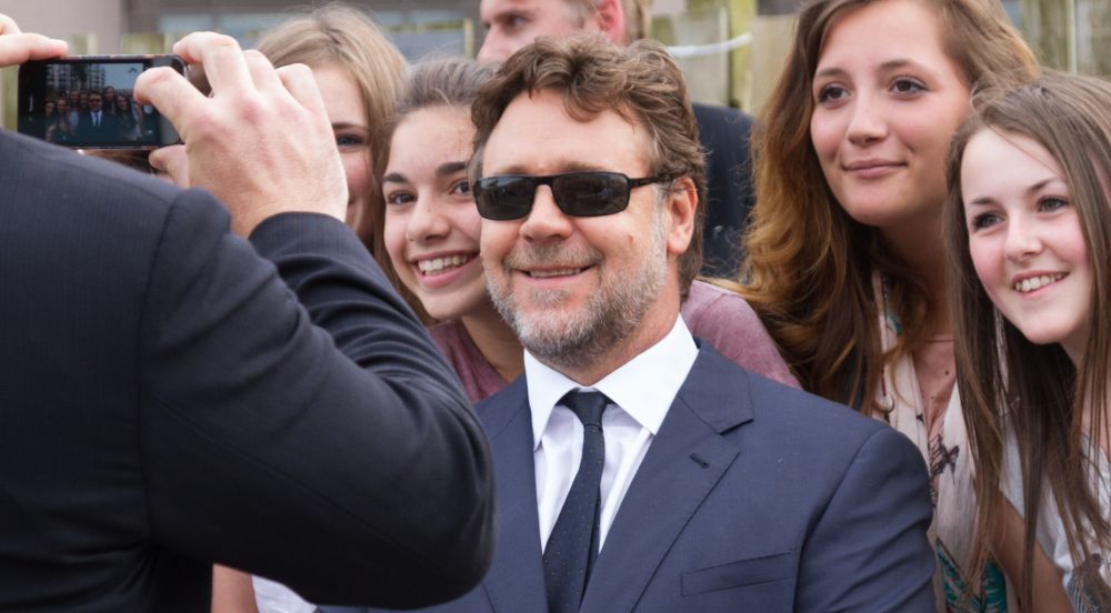 Featured image for “Kako je Russell Crowe ponovo spojio Davida Bowiea s dilerom”